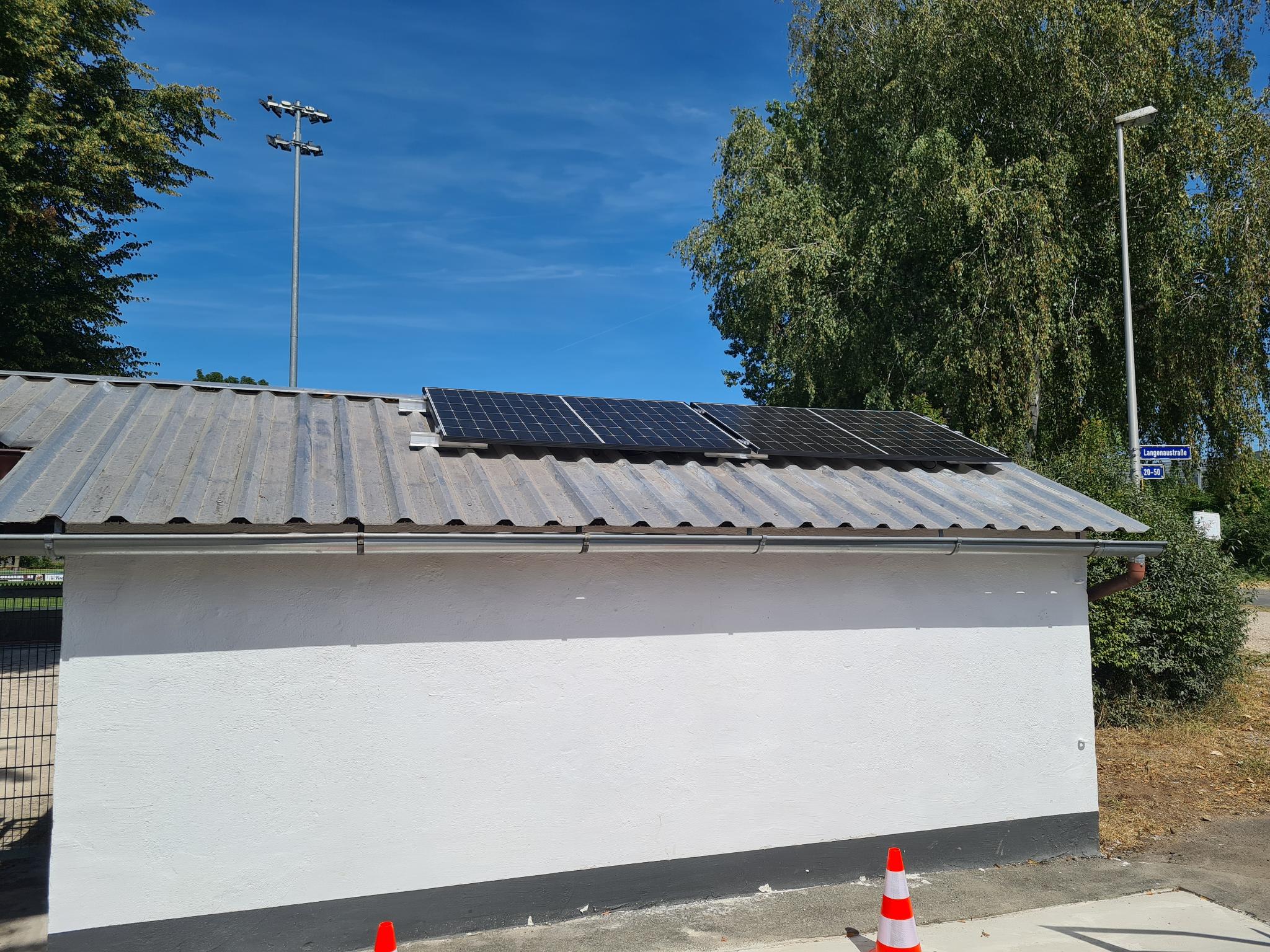 Stekersolaranlage auf dem Vordach vom Betten Bühler